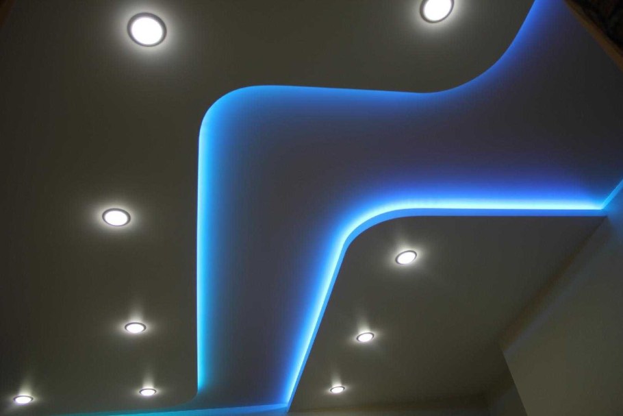 Двухуровневый натяжной потолок с нишей для подсветки