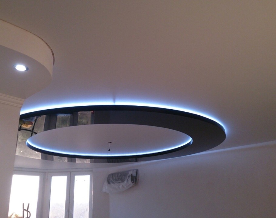 Многоуровневые натяжные потолки с подсветкой