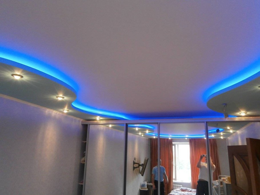 Уровневый потолок с подсветкой