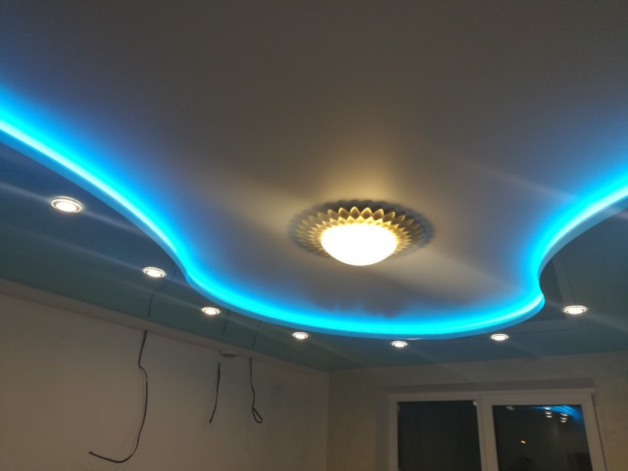 Уровневый потолок с подсветкой