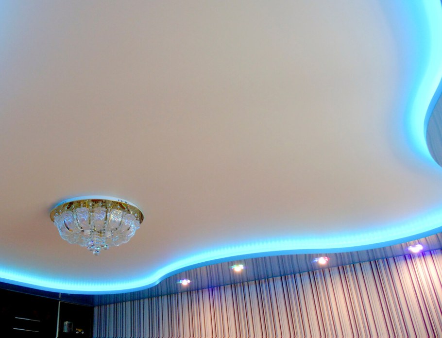 Двухуровневые натяжные потолки с подсветкой