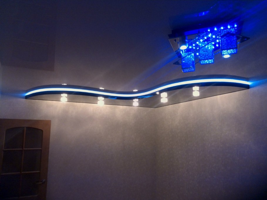 Натяжные потолки двухуровневые с волнами с подсветкой