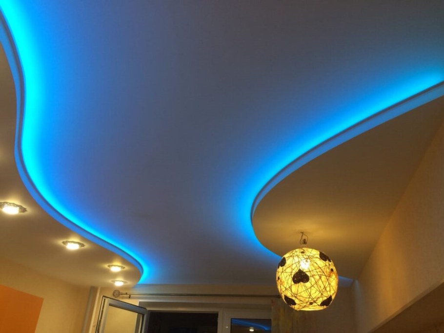 Натяжной потолок с подсветкой