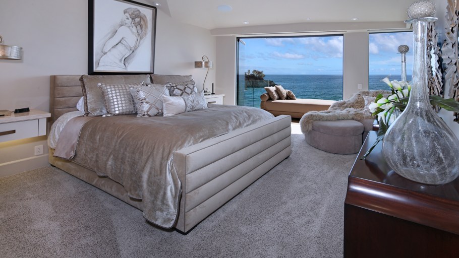 Большая кровать в спальню