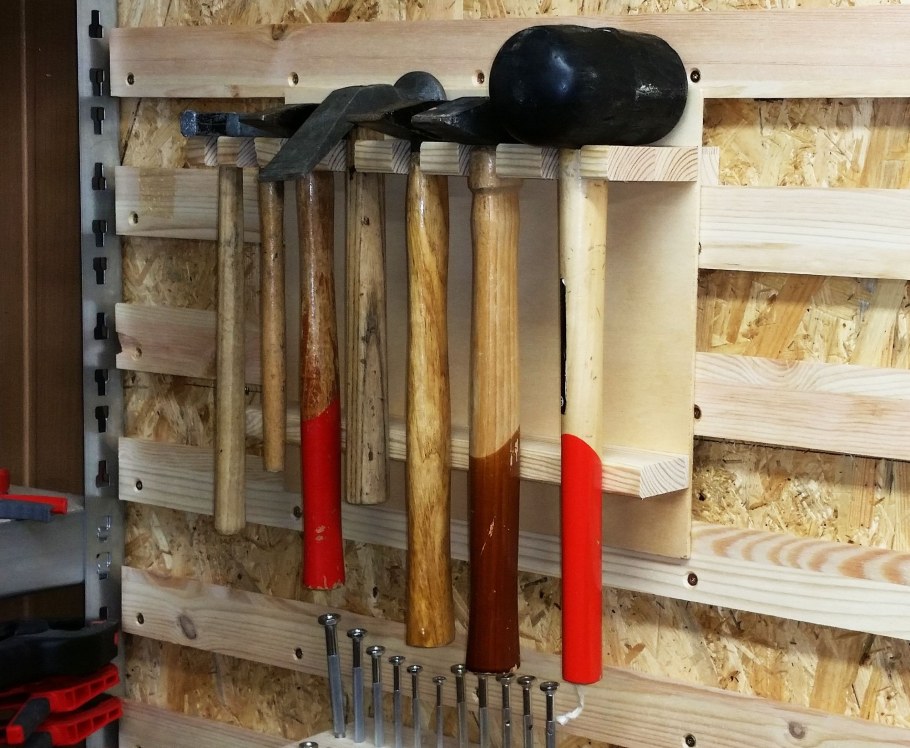Держатели для молотков в гараже