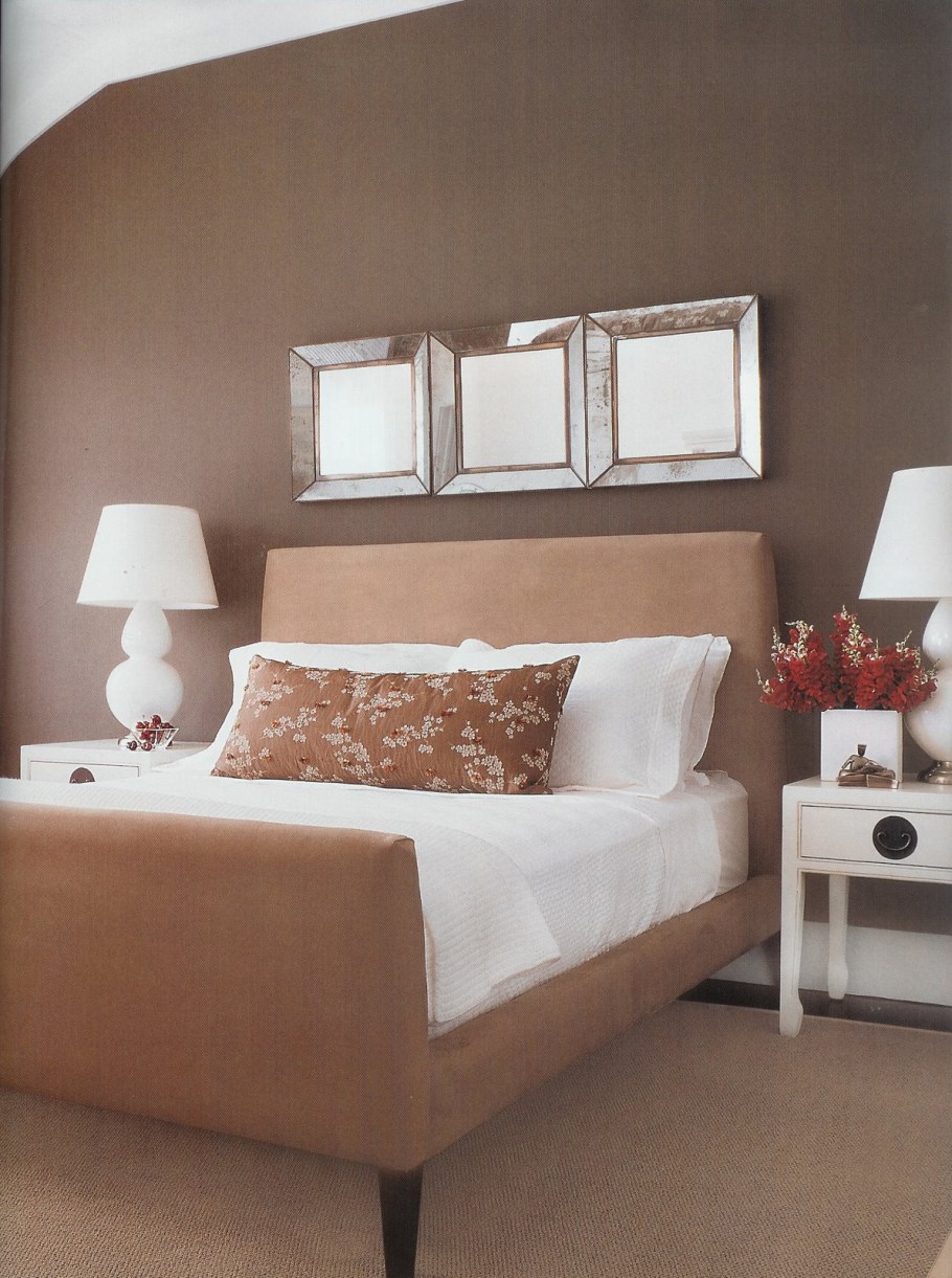 Тумбы к бежевой кровати в интерьере