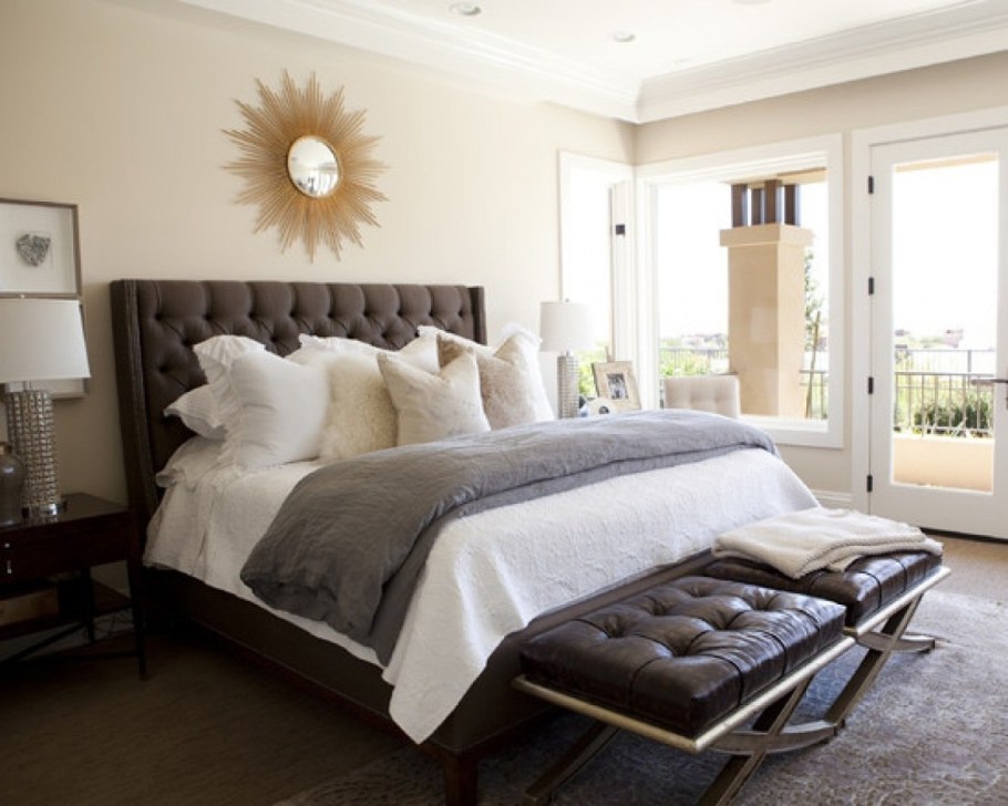 Коричневая кровать в Светлом интерьере