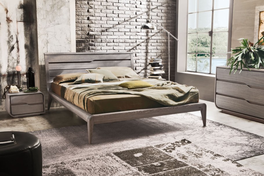 Серая деревянная кровать