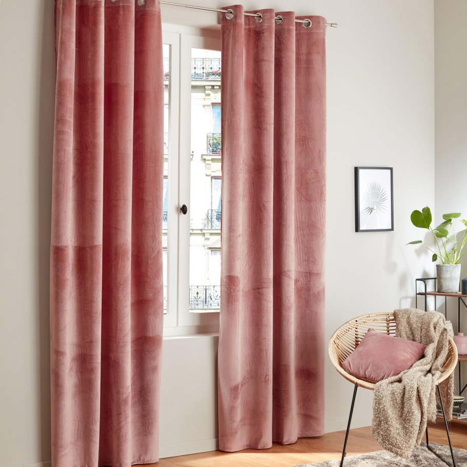 Розовые бархатные шторы