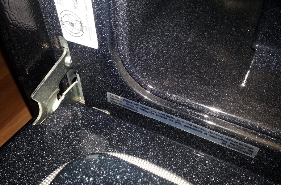 Дверца духовки выпирает снизу