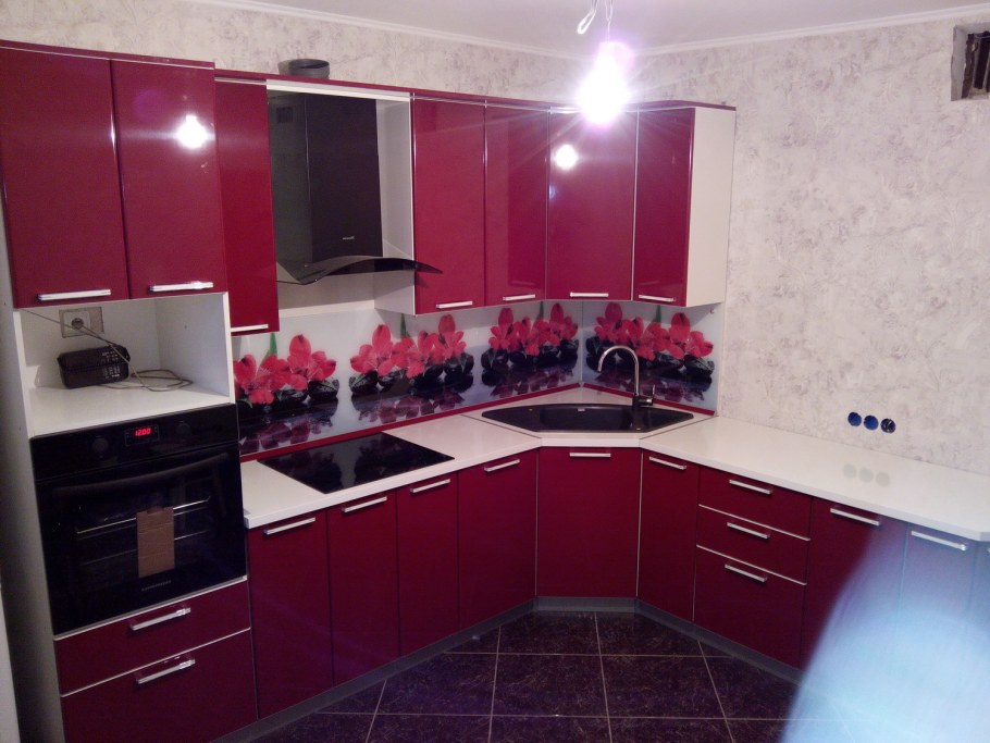 Кухня вишневого цвета