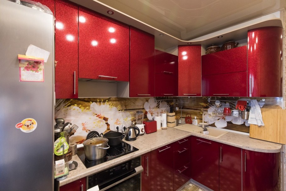 Красная кухня в хрущевке