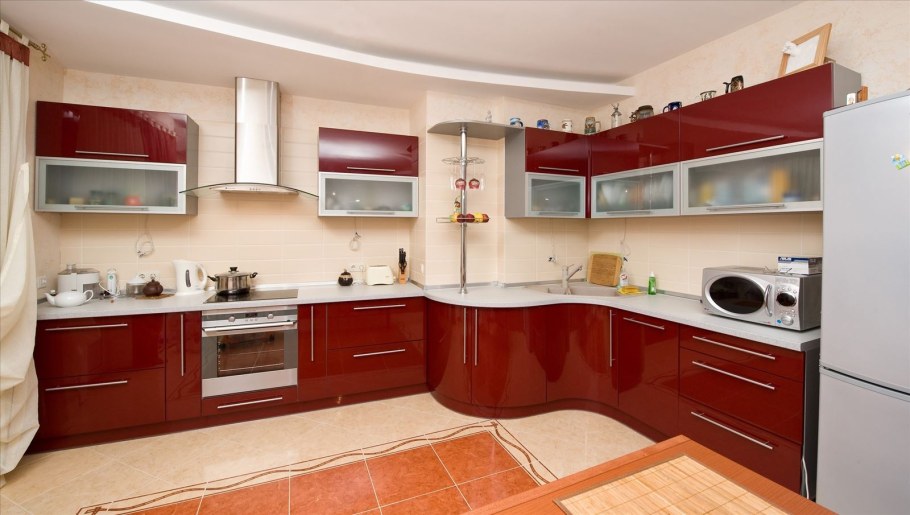 Кухня п образная бежево бордовая