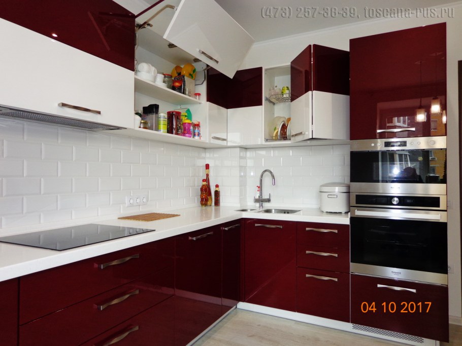 Бордовая кухня с белой столешницей