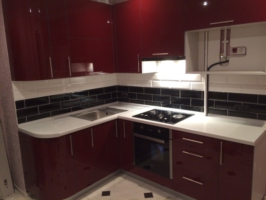 Темно бордовая кухня