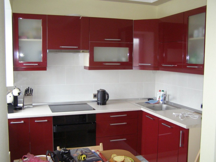 Красная угловая кухня
