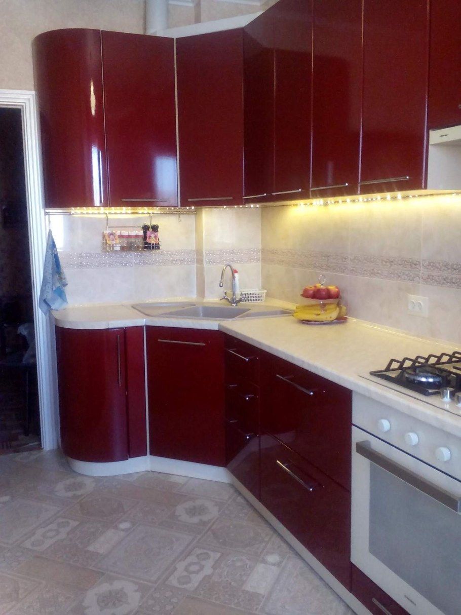 Кухни бордового цвета