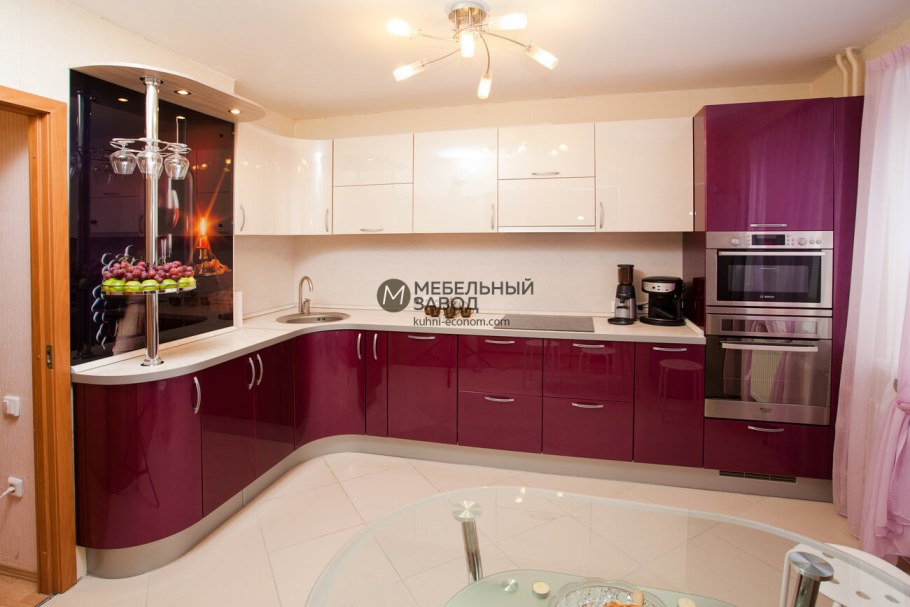 Кухня с закругленными фасадами
