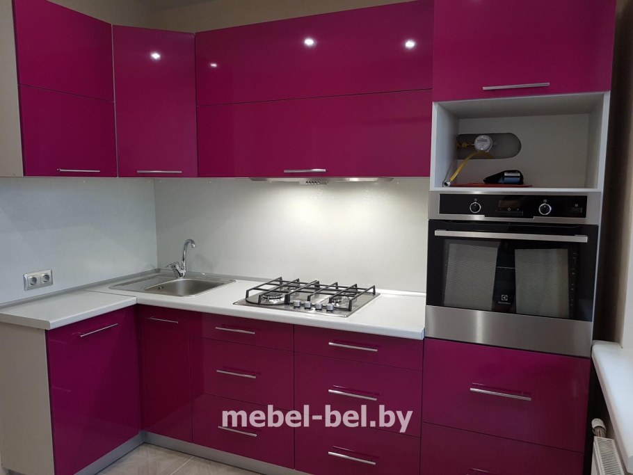 Угловые кухни бордового цвета