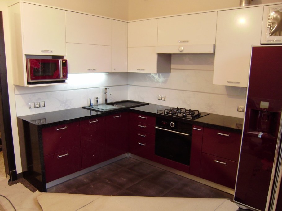 Кухня бордовая с белым