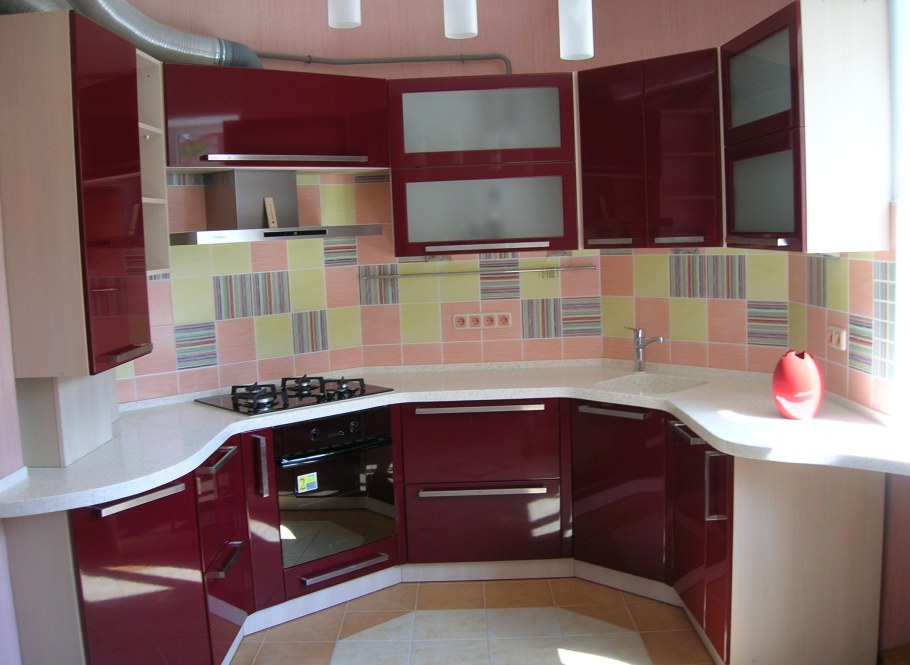 Кухни бордового цвета