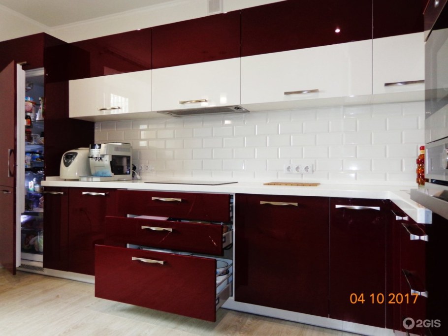Кухня бордо с белым