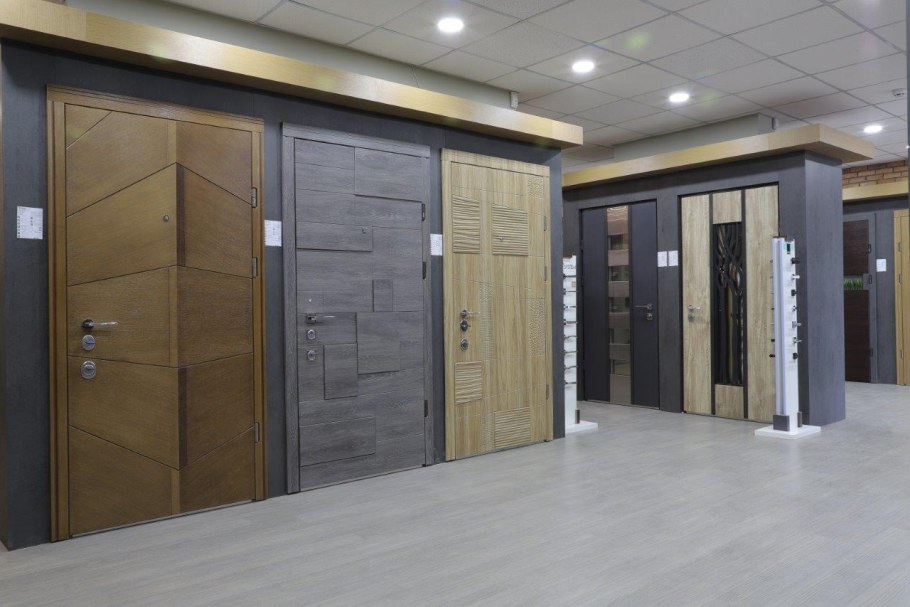 Выставка дверей в магазине