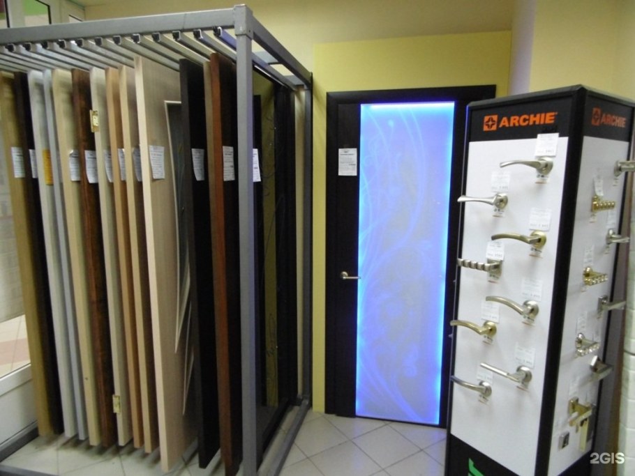 Витрина для входных дверей