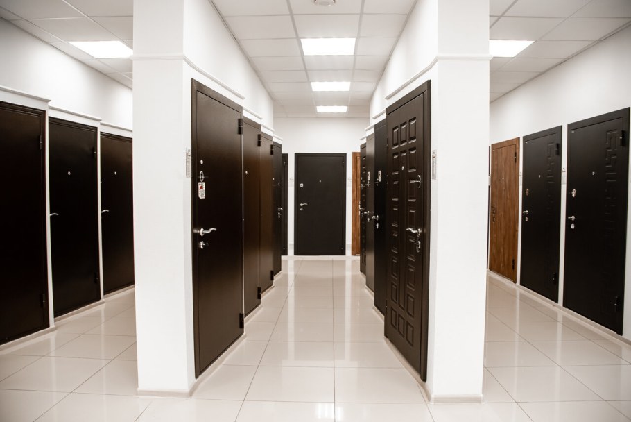 Выставочный зал входных дверей