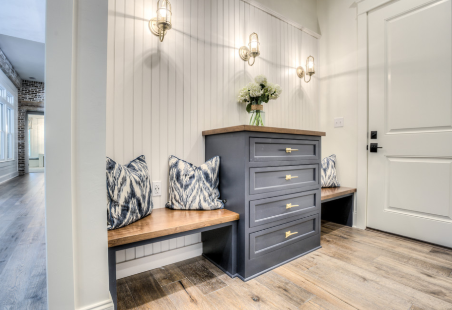 Комод в прихожей в интерьере