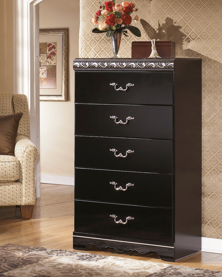 Высокий комод в прихожую