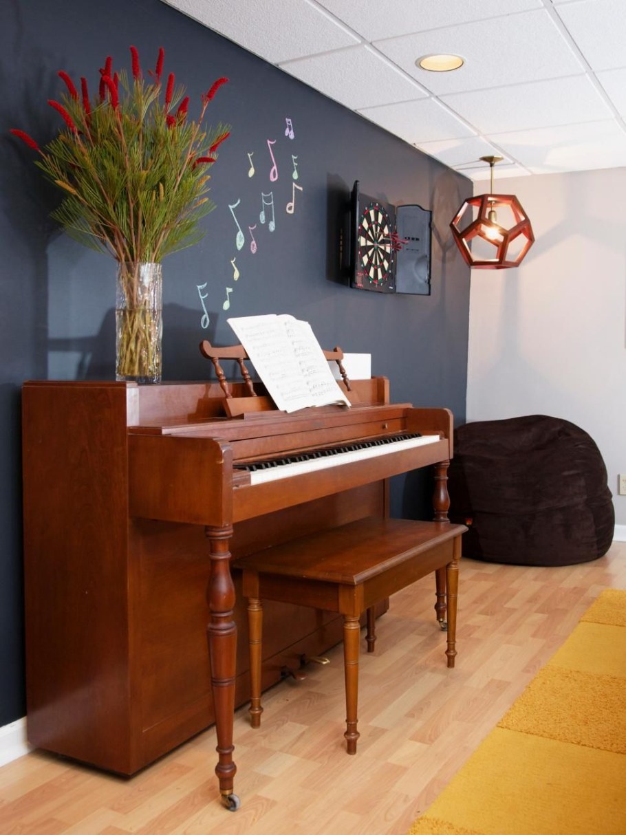Коричневое пианино в интерьере