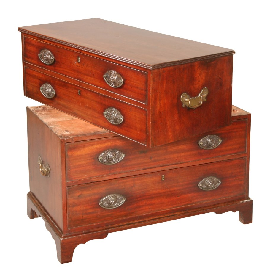 Женщина изучает содержимое комод