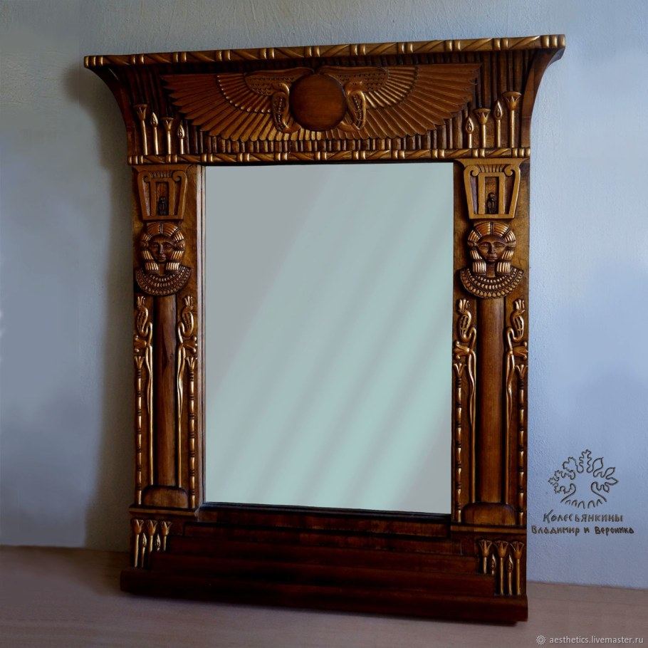Зеркало в деревянном обрамлении