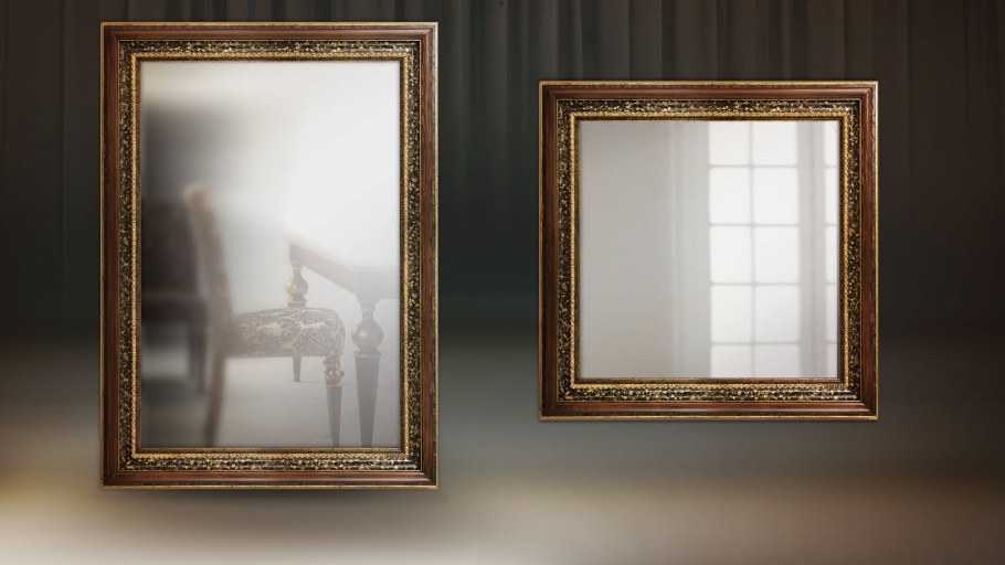 Зеркало в массивной раме