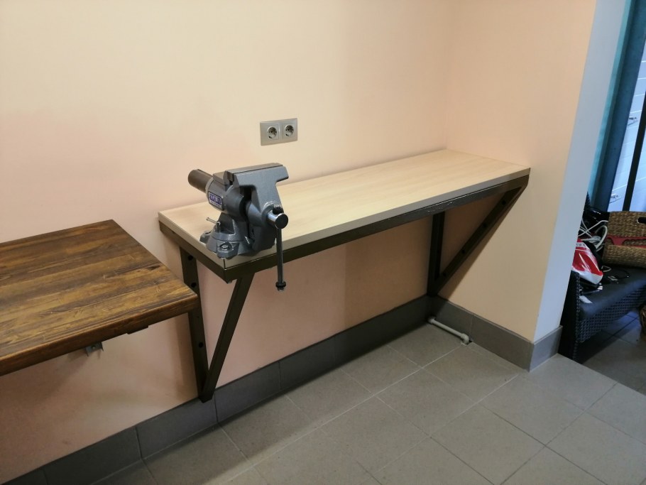 Откидной верстак в гараж