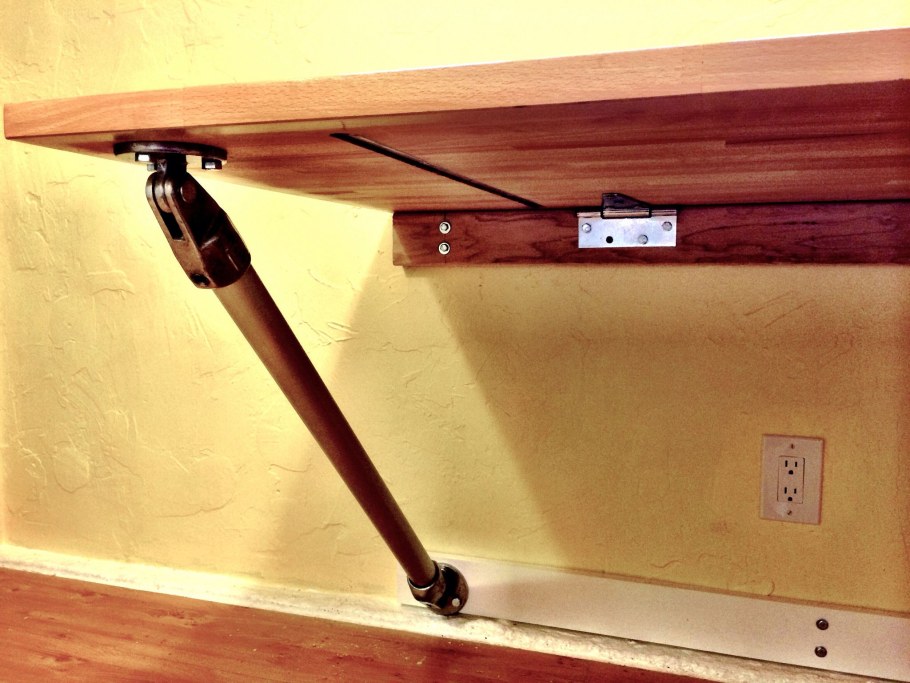 Стол с креплением к потолку