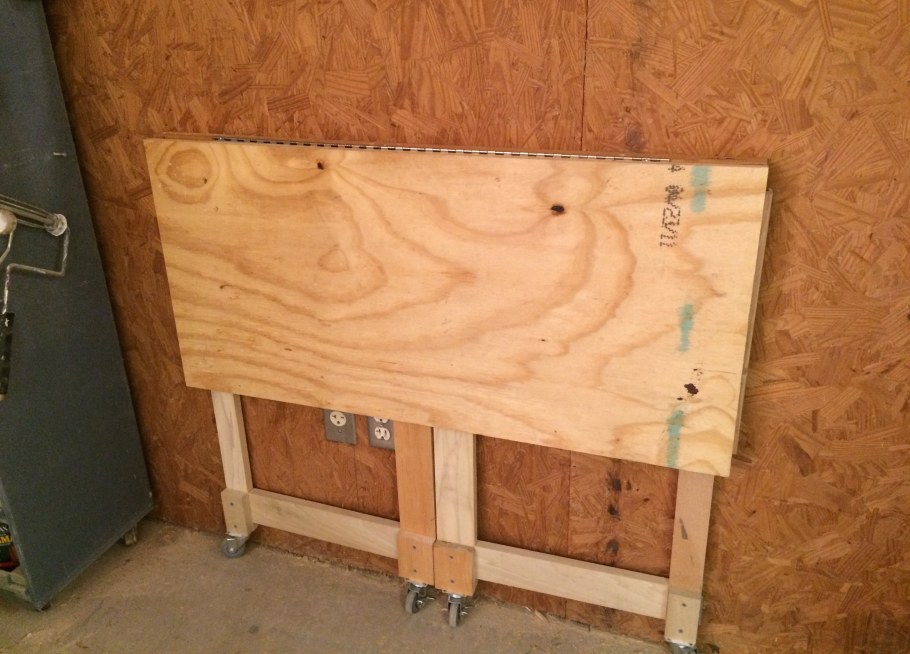 Откидной верстак с креплением к стене