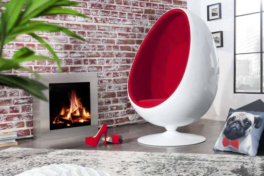 Красное кресло-яйцо в интерьере