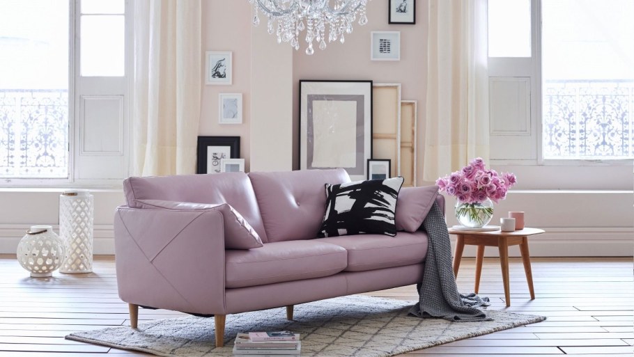 Светло сиреневый диван в интерьере