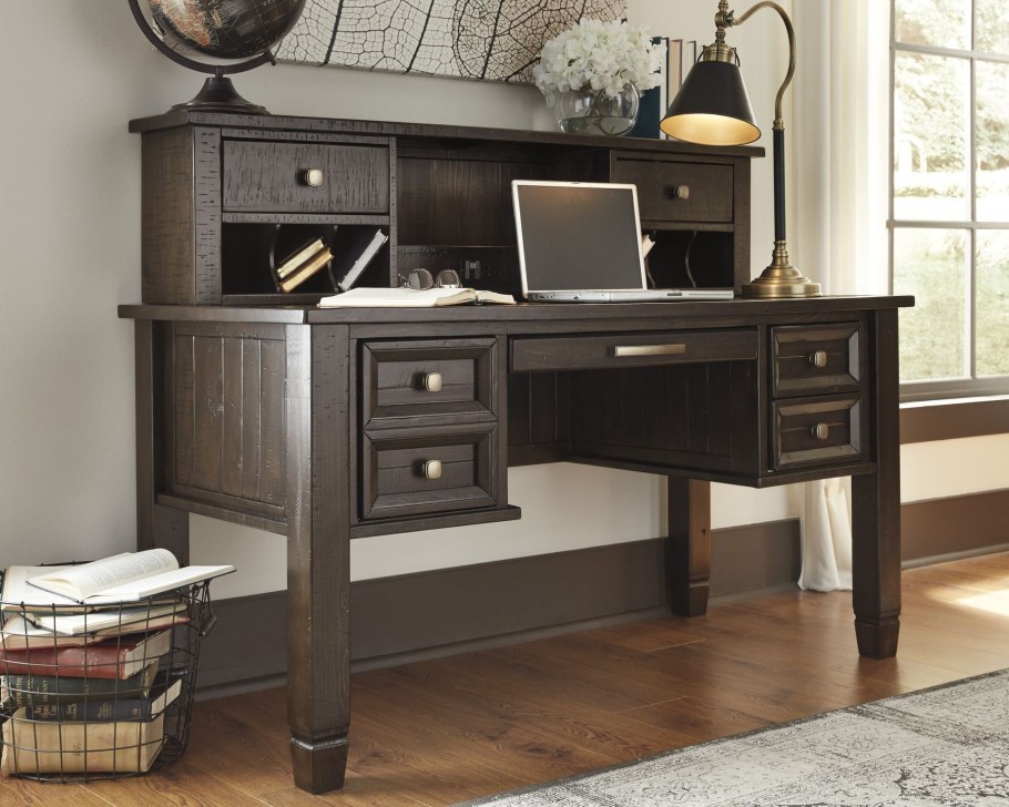 Современный письменный стол для домашнего кабинета
