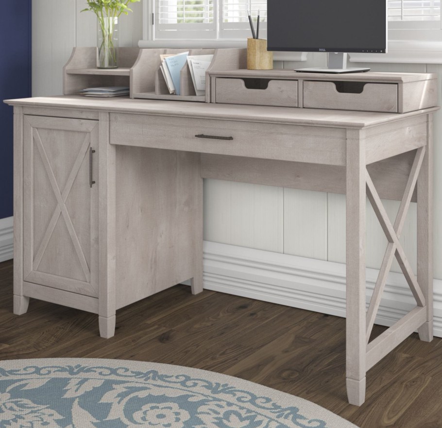 Стол письменный деревянный