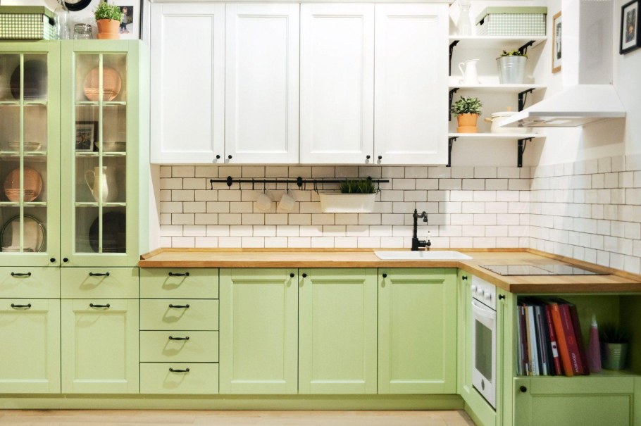 Кухня фисташковая с белым