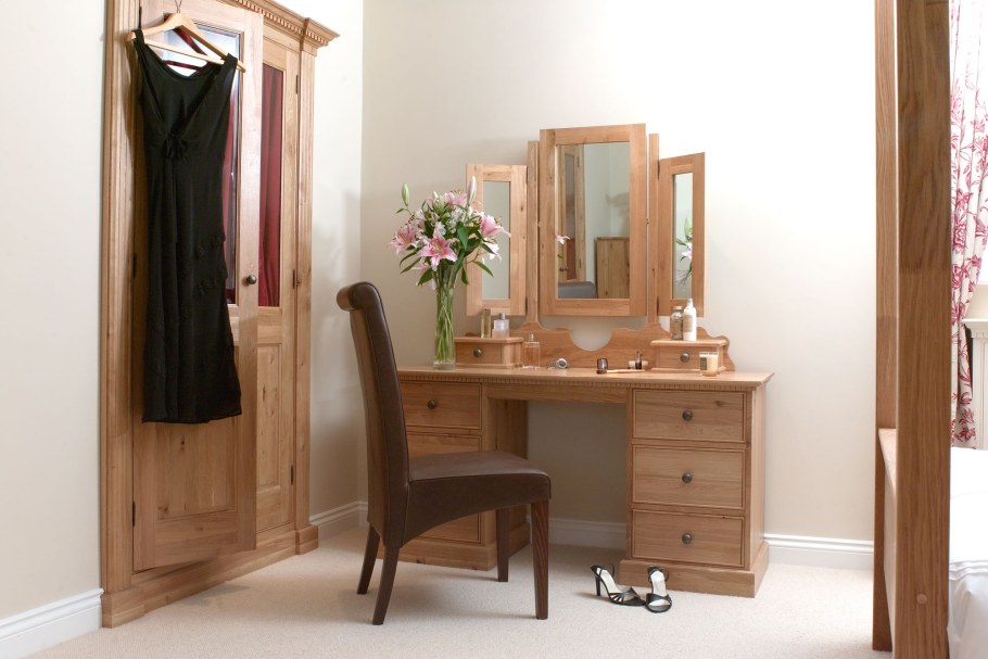 Трюмо с зеркалом в прихожую