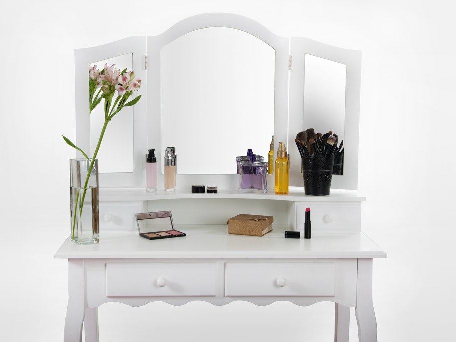 Столик с зеркалом для косметики