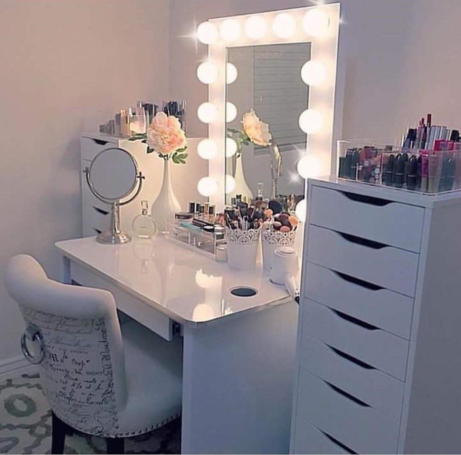 Столик для макияжа