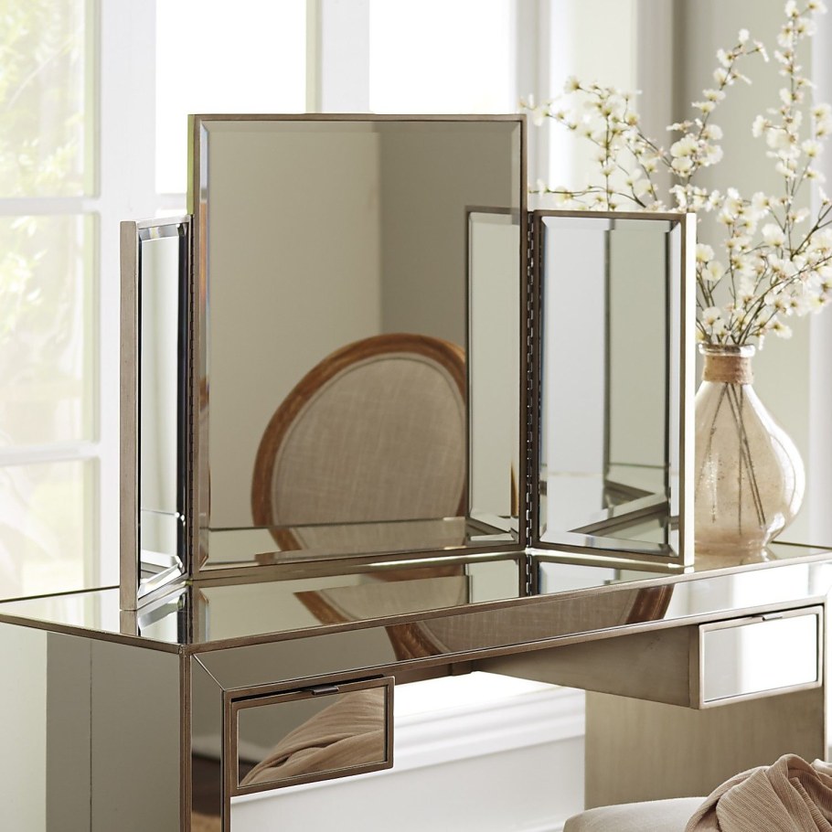 Большой туалетный столик с зеркалом