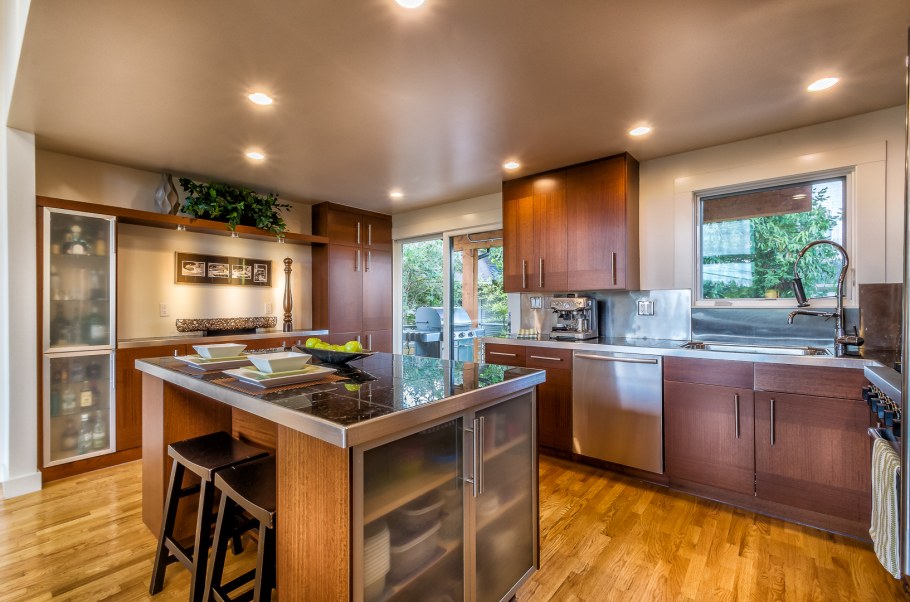 Большая кухня в коттедже