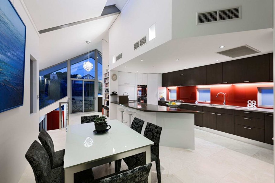 Большая современная кухня в частном доме