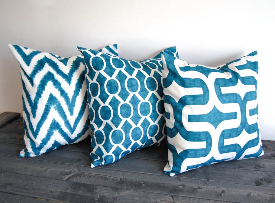 Подушка бело-голубая